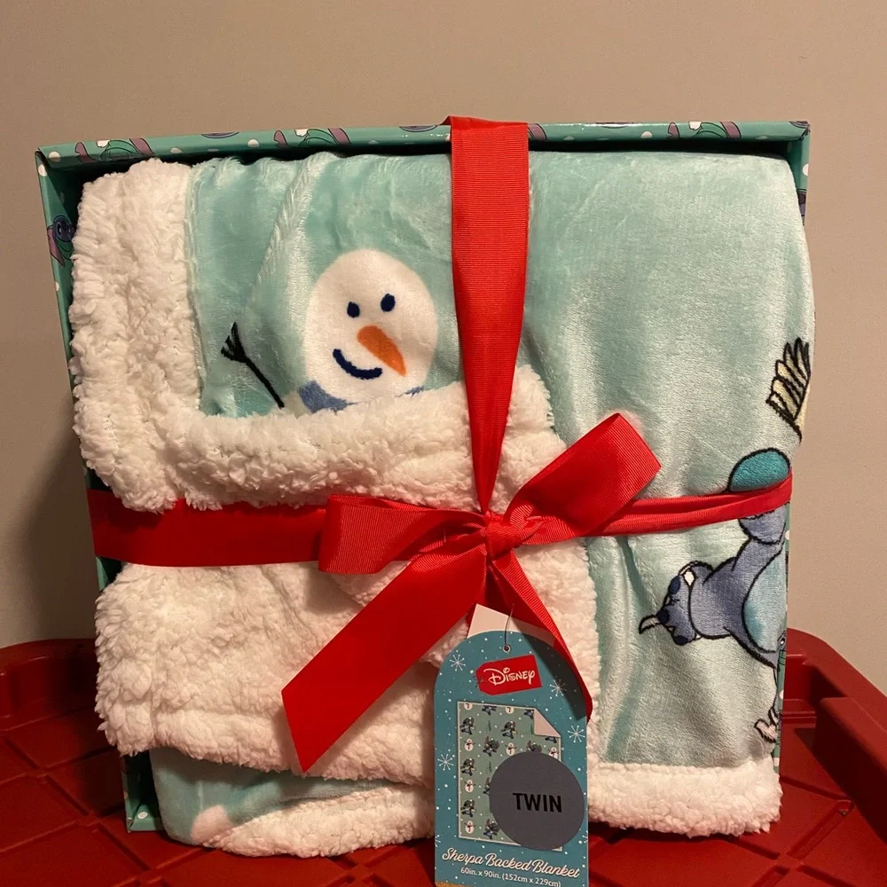 BNIB Disneys Lilo & Stitch Christmas Blanket in Gift Box
